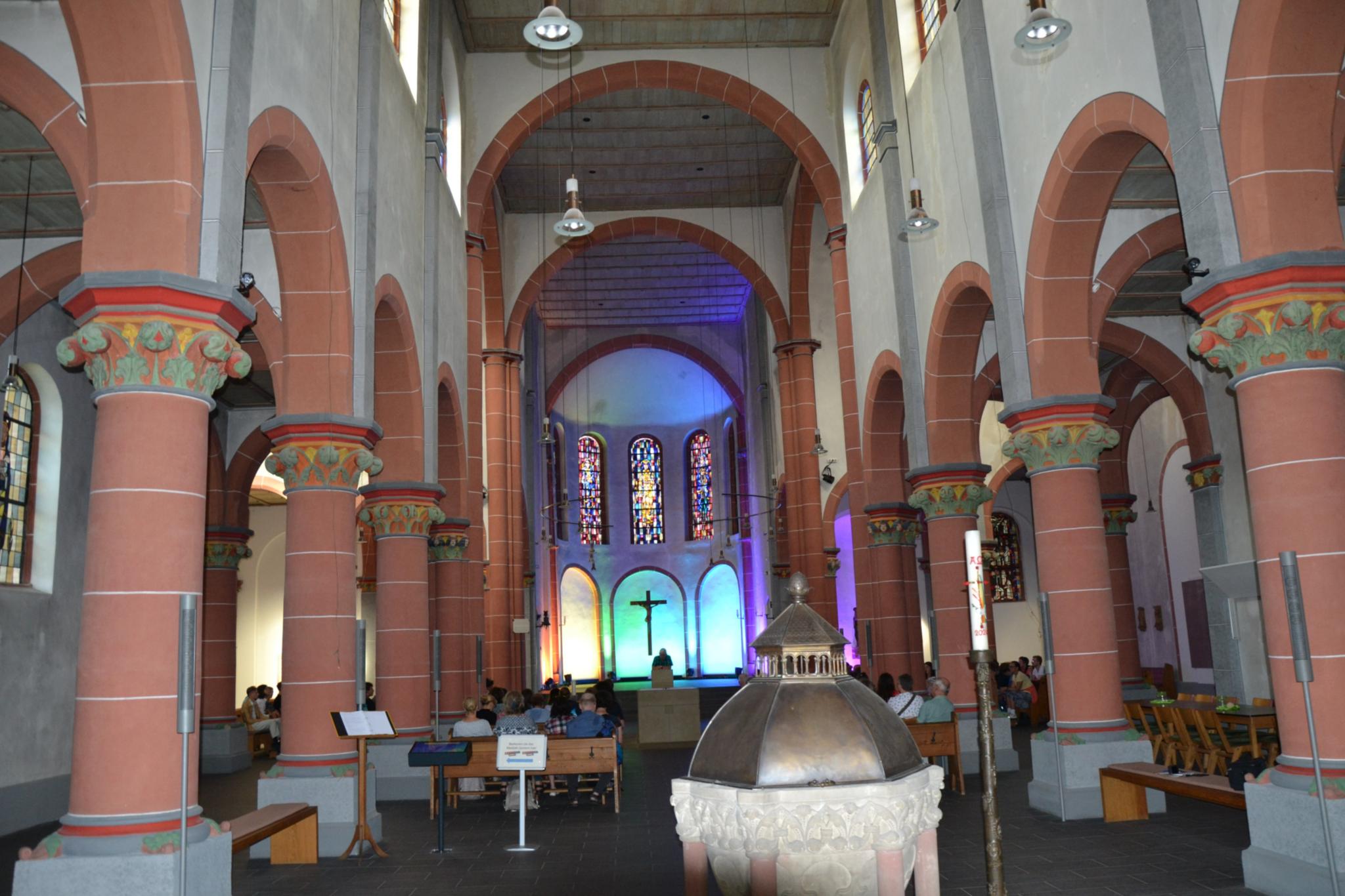 Blick in das Hildegardzentrum in der Kirche St. Rupert und St. Hildegard auf dem Rupertsberg.